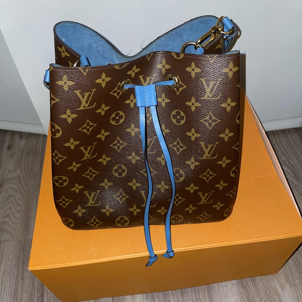 Louis Vuitton 
Authentic 
Used
Blue interior Monogram Neonoe MM shoulder bag - Picture 3 of 9